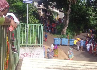 Les habitants de Vahibé bloquent les entrées du village pour contester la délinquance