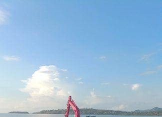 La pelle rose de MAP sauvée des eaux Ensablée, la pelle de 36 tonnes n’aura pas pu s’extraire avant la marée