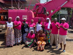 Les mamans de Miss coco sont venus partager une prière traditionnelle sur le site