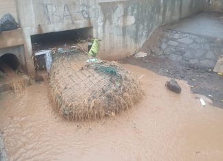 Installation de 13 filets pour capter les déchets drainés par les fortes pluies dans 5 communes Parc naturel marin, Mayotte