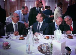 Emmanuel Macron participe à la rupture du jeûne et appelle à la cohésion face au fanatisme