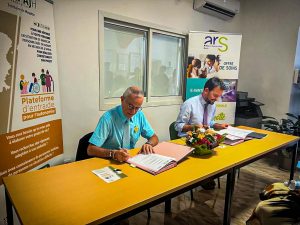 Signature plateforme d’entraide pour l’autonomie (PEA) du président de l'APAJH et du directeur de l'ARS Mayotte