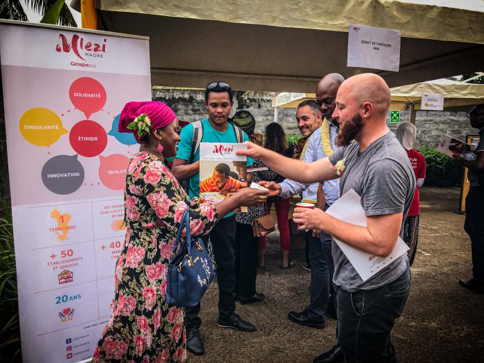 Groupe de personnes présentes à la journée porte ouverte de l'association Mlezi Maore.