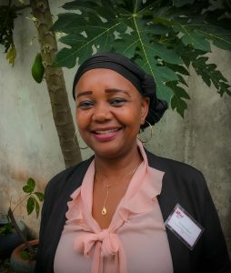 Femme souriante de l'association Mlezi Maore