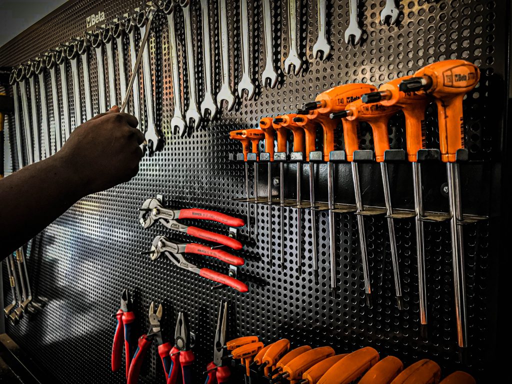 Outils mécaniques correctement alignés sur leur établi