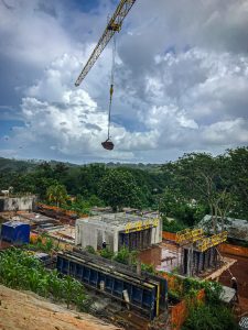 Vue d'une grue et d'un chantier