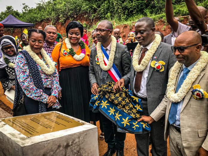 Elus et responsables inaugurent la plaque symbolique de la cérémonie d'ouverture du nouveau sentier de Soulou