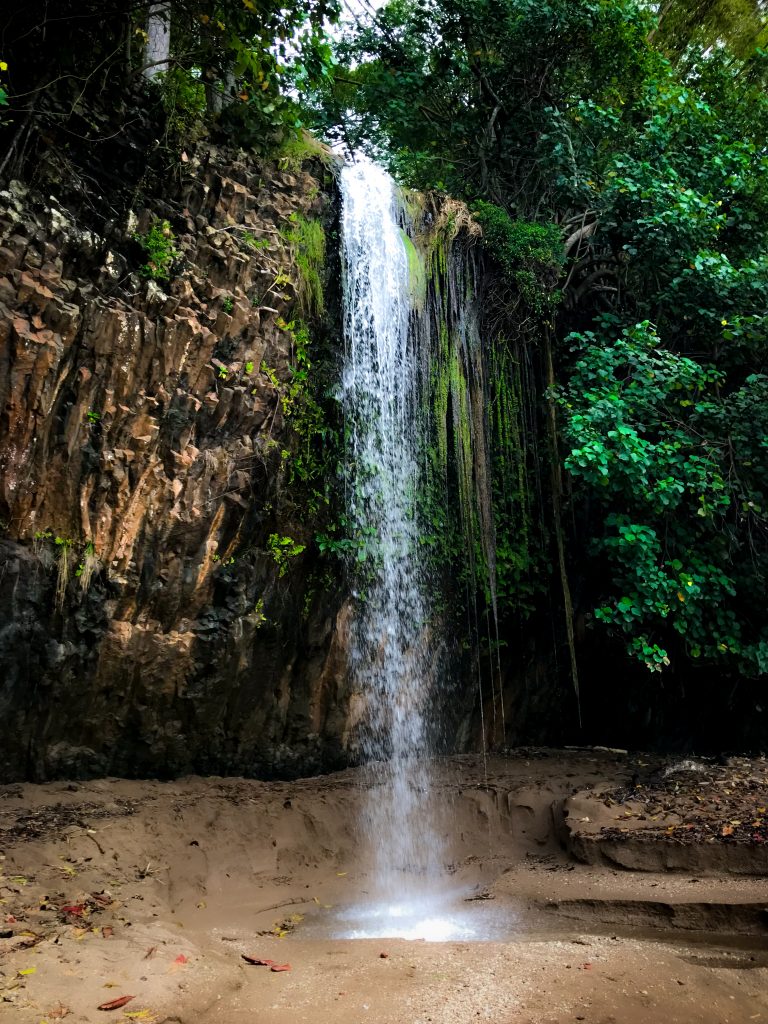 Cascade donnant sur une plage