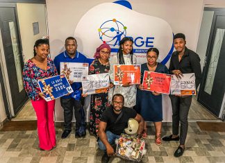 Talents BGE: Tout le monde est gagnant Hommes et femmes lauréats concours BGE Mayotte posant avec leur récompense.