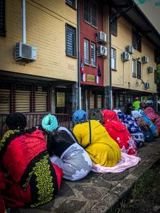 Des femmes attendent en nombre devant l'entrée du tribunal administratif avant son ouverture.