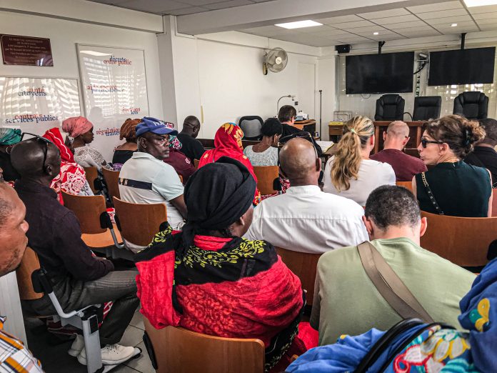 Salle du tribunal administratif de Mayotte pleine