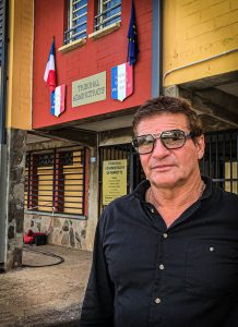 Un homme pose devant le tribunal administratif de Mayotte