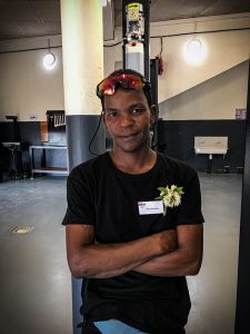 Un jeune homme pause les bras croisés