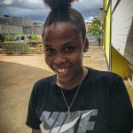 Jeune fille heureuse souriante 