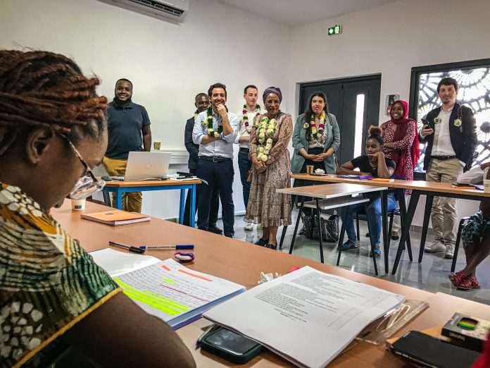 Personnes certainement publiques et politiques dans une salle de cours