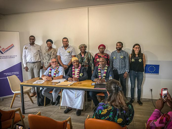 Groupe de personnes alignées posant pour des photos