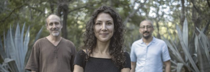 Photo des 3 membres du groupe de jazz réunionnais Lise Van Dooren Trio