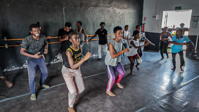 jeunes afro dansant en studio
