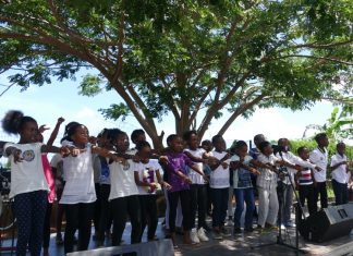 Les élèves de l’école Majicavo Lamir rappent sur des rimes d’amitié et de citoyenneté