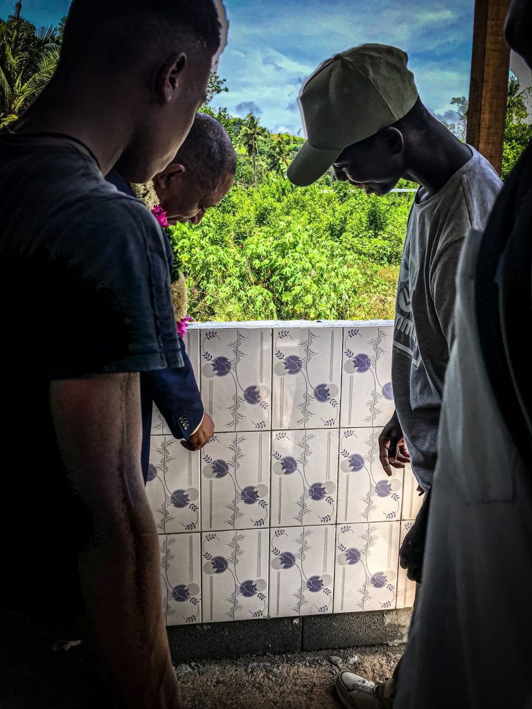 Un homme inspecte un mur carrelé