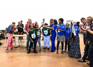Ouangani, décollage imminent direction le Bourget Jeunes vainqueurs d'un concours heureux brandissant leurs coupes