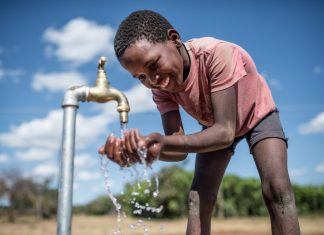 Pour que le droit à l’eau et à l’assainissement entre pleinement dans la Constitution française Enfant buvant de l'eau à une robinet