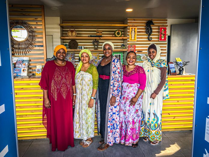 5 jeunes femmes vêtues de tuniques colorées et traditionnelles propres à l'île de Mayotte