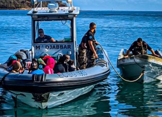 Contre le choléra, le rideau de fer ou le bras de fer Choléra, Kamardine, kwassa, Comores, Mayotte