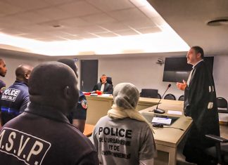 Prestation de serment Des personnes des forces de l'ordre municipales sont vues de dos et font face à des jurés dans un tribunal