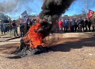 Manifestation enflammée des surveillants de prison de Majikavo Prison, Centre pénitentiaire, Wuambushu, Mayotte