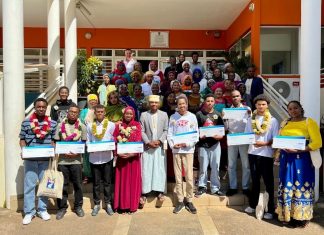 Mamoudzou : Les bacheliers avec mention récompensés Photo de groupe de jeunes adultes tenant un chèque qui leur a été remis