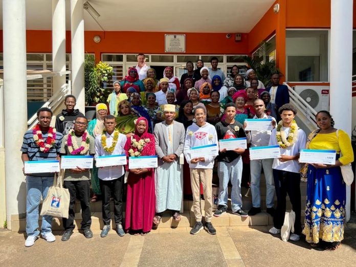 Photo de groupe de jeunes adultes tenant un chèque qui leur a été remis