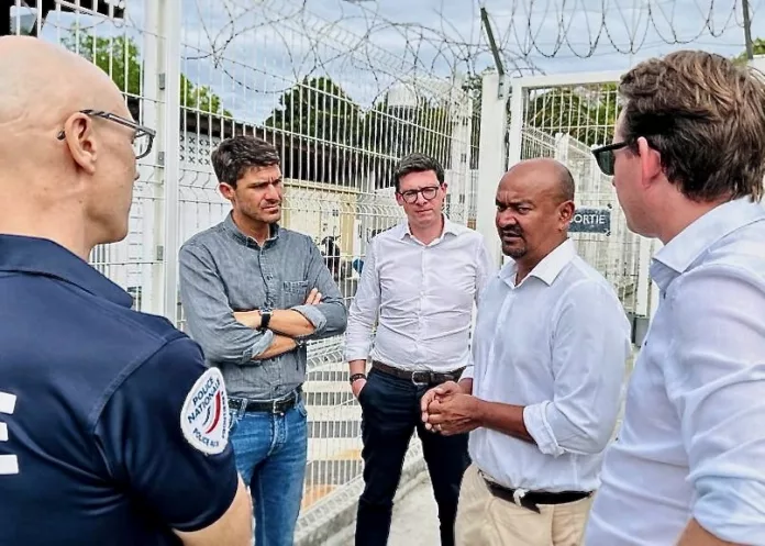 Député,Aurélien Pradié, PIerre-Henri Dumont, Raphaël Schellenberger, Mansour Kamardine, Mayotte, CRA,