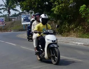 Malgré le risque sécuritaire, nombreuses sont les personnes non-véhiculées à employer ce mode de transport illégal, faute d'une autre solution. 