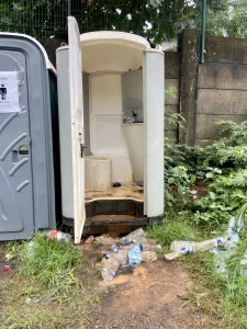 Cavani, réfugiés, toilettes